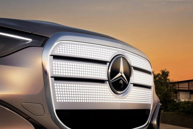  The new electric 2025/2026 Mercedes-Benz GLC has been leaked.  Would you take this over BMW's iX3? 