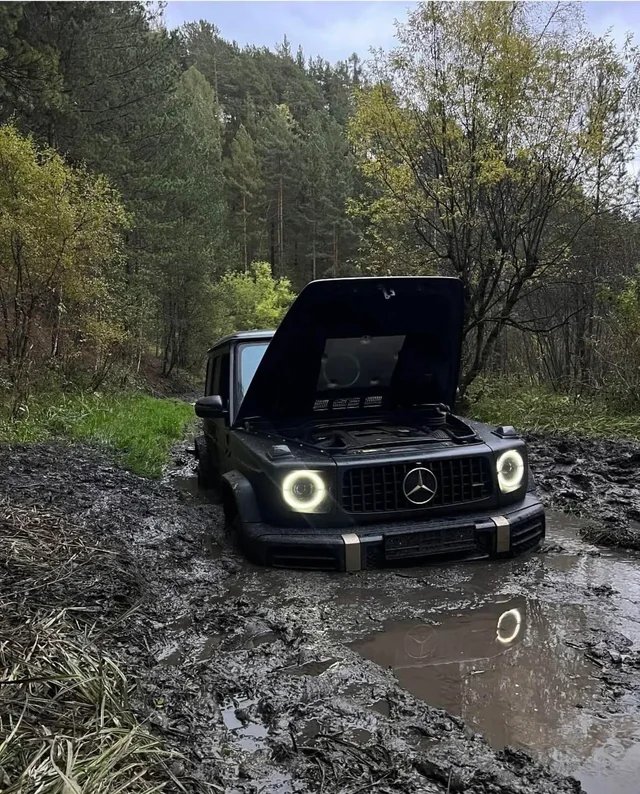  Mercedes-Benz G-Class Wagon fails at off-roading attempt 